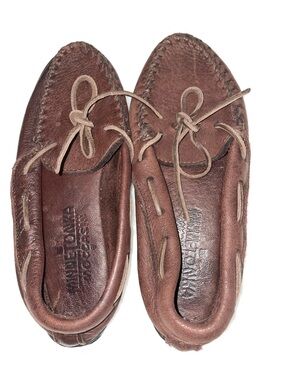 Minnetonka women’s size 6 dark brown moosehide moccasins